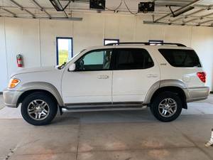 lot 106 image: 2004 Toyota Sequoia SR5