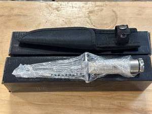 lot 13 image: 3 New Survival Knives