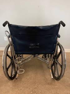 MSRP $1200 Medline Excel Bariatric XW Extra Wide&nbsp Steel Collapsible Wheelchair 24in Seat With Padded Legrests &amp Oxygen Tank Holder - Like New Condition