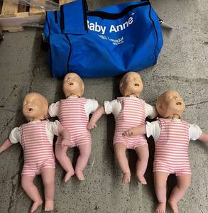 MSRP $1000 Laerdal Baby Anne 4-Pack Infant CPR Trainer Training Manikin with Bag - Good Condition 1st Pic Is A Stock Photo