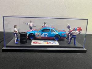 lot 7 image: 1992 NASCAR Racing Champions 124 Scale Richard Petty #43 Diecast Pit Stop with Display Case