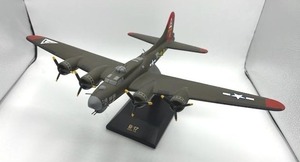 lot 35 image: Amazing Executive Series B-17G Fortress Olive 172 Wooden Model Plane