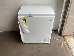 lot 49 image: Koolatron 5.0 cu ft. White Compact Chest Freezer