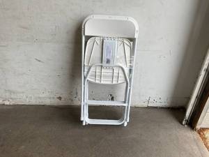 lot 46 image: Flash Furniture Set of 4 Hercules Series White Plastic Folding Chairs