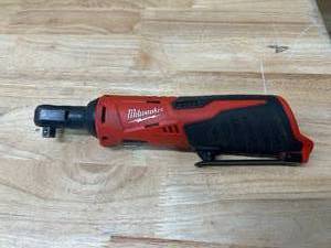 lot 68 image: MILWAUKEE M12 12V Lithium-Ion Cordless 38 in. Ratchet (Tool-Only)