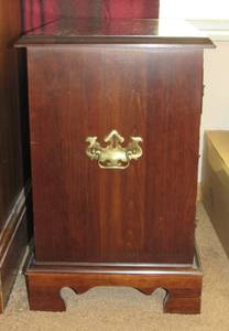 Pennsylvania House Colonial End or bedside table