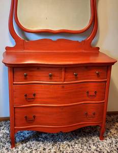 lot 1 image: Vintage Dresser with Adjustable Mirror