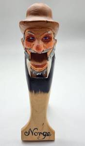 lot 171 image: Pair of Vintage Hand Carved Wooden Folk Art Nutcrackers