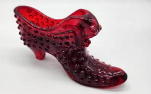 lot 239 image: Selection of Fenton Hobnailed Kitten Shoe Collectibles