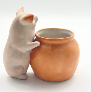 lot 94 image: Boston Baked Beans Pig with Bean Pot Toothpick Holder