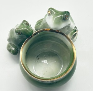 lot 97 image: Adorable 2 Frogs with Bowl Figurine Pin Dish