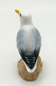 lot 291 image: Royal Doulton Seagull on Rock HN2574 Porcelain Figurine