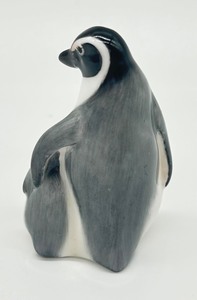 lot 295 image: Royal Doulton Penguin with Chick Under Wing #K20 Porcelain Figurine