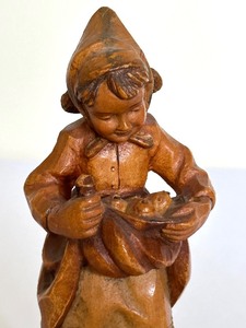 lot 19 image: Vintage Anri Hand Carved Wood Figurine Girl with Apples