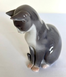 lot 13 image: Vintage Royal Copenhagen Porcelain Cat Figurine No. 500