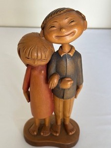 lot 28 image: Vintage Anri Happy Children Carved Figurine