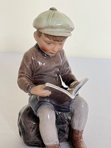 lot 35 image: Vintage Dahl Jensen Porcelain Boy Reading Figurine No. 1096