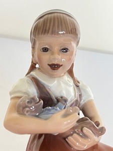 lot 37 image: Vintage Dahl Jensen Porcelain Girl with Doll Figurine No. 1295