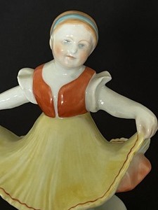 lot 43 image: Vintage Hand Painted Herend Girl Porcelain Figurine