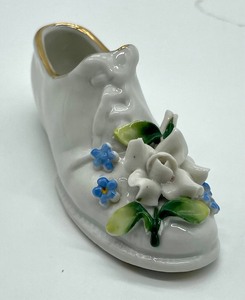 lot 317 image: 5 Vintage Shoe Figurines
