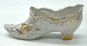 lot 320 image: Three Elegant Vintage Shoe Figurines