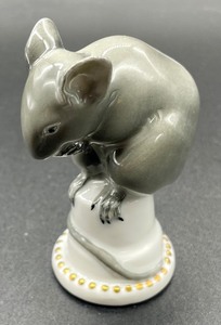 lot 330 image: Hutschenreuther Mouse on a Thimble Porcelain Figurine