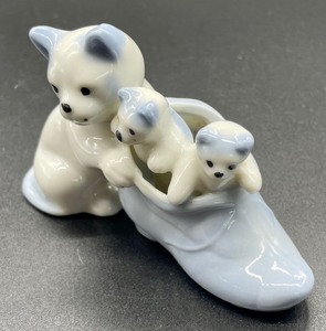 lot 333 image: Vintage Kittens in a Shoe Figurine (Occupied Japan)
