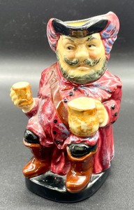 lot 338 image: 5 Royal Doulton Character Toby Mugs