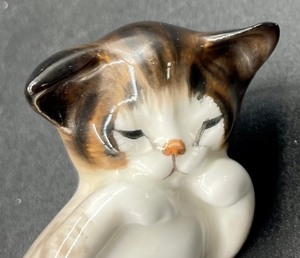 lot 339 image: Royal Doulton Sleeping Kitten Figurine