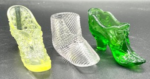 lot 340 image: Three Vintage Fenton and Mosser Glass Shoe Figurines