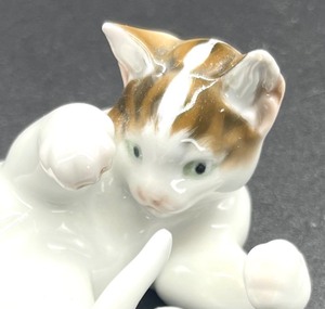 lot 341 image: Rosenthal Playful Cat Porcelain Figurine