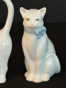 lot 46 image: Pair of Vintage Herend Porcelain Cat Figurines