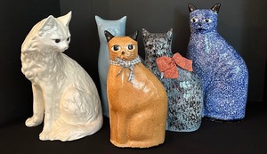 lot 78 image: Five Vintage Ceramic Cat Figurines