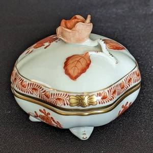 lot 377 image: Vintage Henrend Painted Porcelain Trinket Box