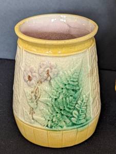 lot 387 image: Pretty Majolica Pottery