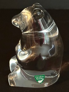 lot 136 image: Orrefors Crystal Sitting Bear Figurine Paperweight