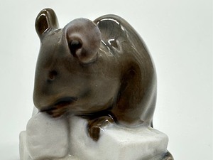 lot 304 image: Royal Copenhagen Porcelain Figurine Mouse on Sugar Cubes #510
