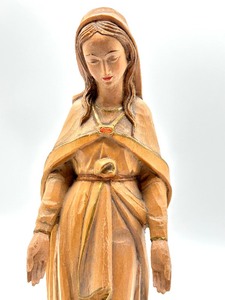 lot 403 image: Vintage  Anri Hand Carved Mother Mary Figurine  Anri Wood Carved Madonna Figurine
