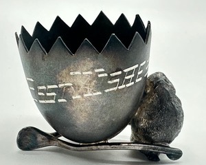 lot 417 image: Antique Silver Plate Egg Cup Chicken and Wishbone Best Wishes Toothpick Holder