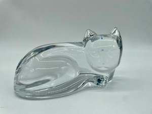 lot 131 image: Signed VSL Crystal Resting Cat Figurine Paperweight by Val St. Lambert De Sousa