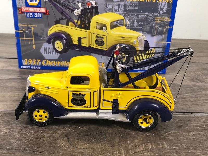 NAPA 1937 Chevy ミニカー First Gear Napa 75th Anniversary 1937 Chevrolet Tow Truck 1:25