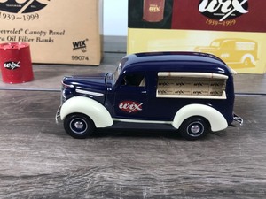 lot 39 image: 1999 First Gear 1939 Chevrolet Canopy Panel & Era Oil Filter Bank from WIX Filters 125 scale die cast