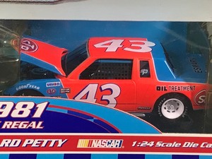 lot 60 image: 1999 Nascar Racing Champions 50th Anniversary Limited Edition 1981 Buick Regal Richard Petty #43 124 scale die cast stock car