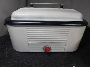 lot 204 image: 2 Electric roasting pans