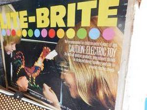 lot 215 image: Vintage Hasbro Lite Brite with all the patterns, directions and pegs
