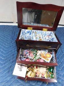 lot 220 image: jewelry box of jewelry