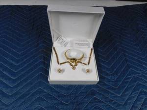 lot 224 image: Jewelry set