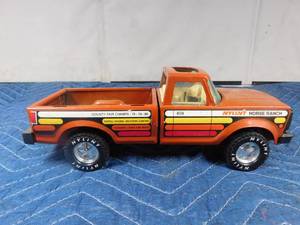 lot 246 image: Metal Nylint horse ranch truck