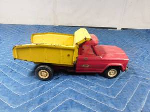 lot 254 image: Vintage metal dump truck