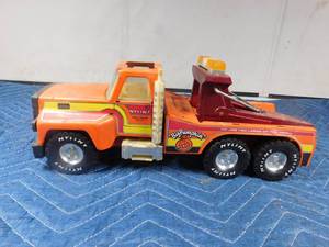 lot 266 image: Metal Nylint tow truck